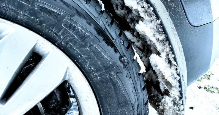 МЧС Азербайджана провело спасательную операцию на обледенелой трассе Шамахинского района