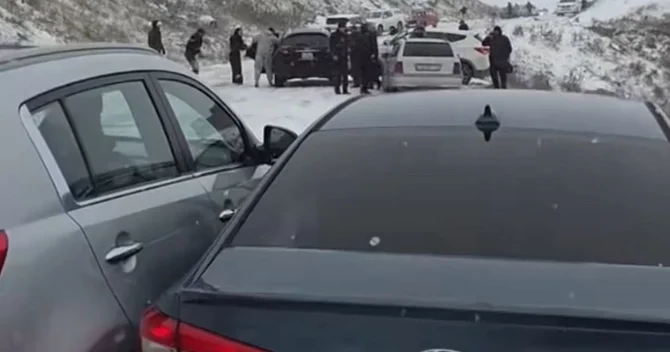 Bakıdan Xızıya gedən yolu buz bağlayıb, MAŞINLAR YOLDA QALDI