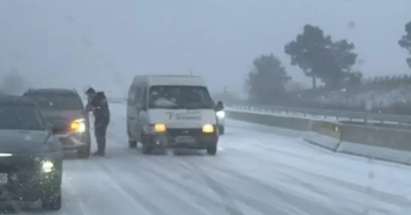 Сильный снегопад вызвал проблемы на трассе в Шамахы ВИДЕО