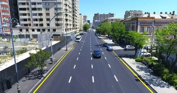 Bakıda yolda “gizli” maneələr maşına belə ziyan vurur Video