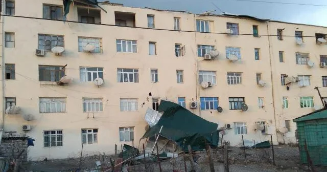 Bakıda binanın fasad üzlüyü qopdu Anbaan VİDEO