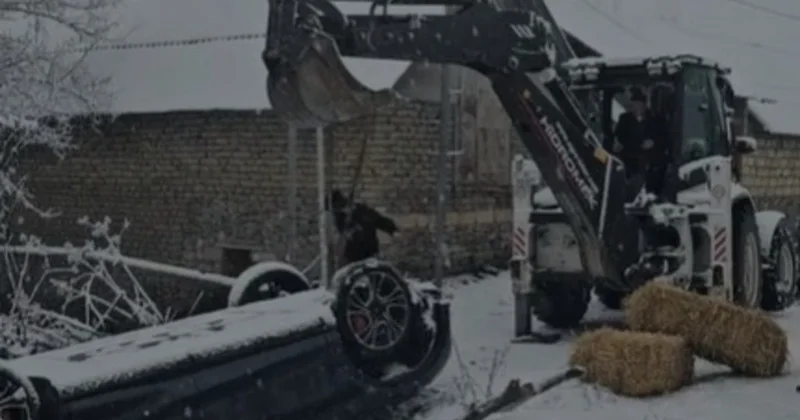 Qəbələdə buzlu yolda sürüşən avtomobil dərəyə aşdı