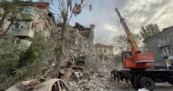 Bu ölkədə bina uçdu: Dağıntılar altında qalanlar var