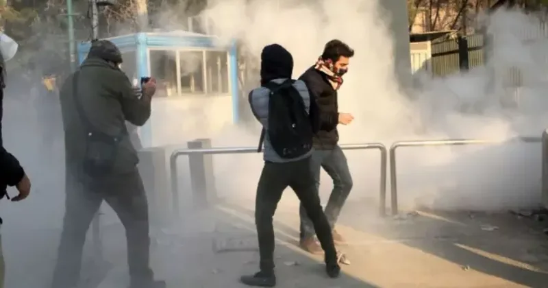 В Иране полиция применяет насилие против протестующих видео