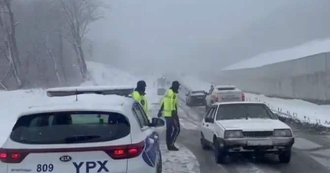 Qarlı hava səbəbindən Bakı Şamaxı və Muğanlı İsmayıllı yollarında təhlükəsizlik tədbirləri gücləndirildi