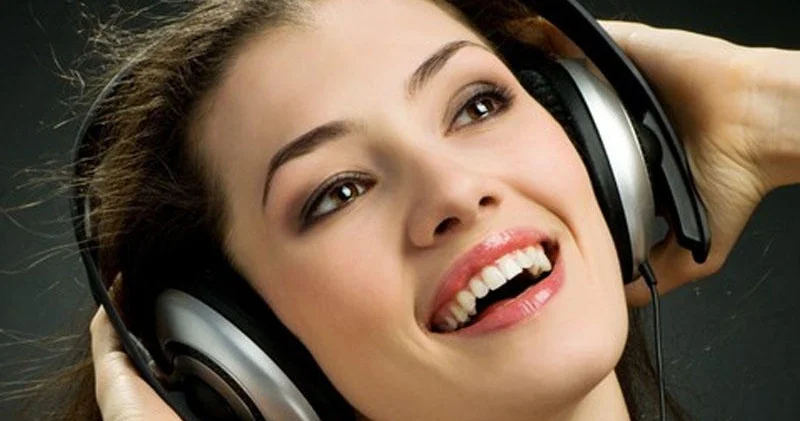 Gecə gündüz eyni mahnını dinləyirsiniz? Səbəbi sizi təəccübləndirəcək