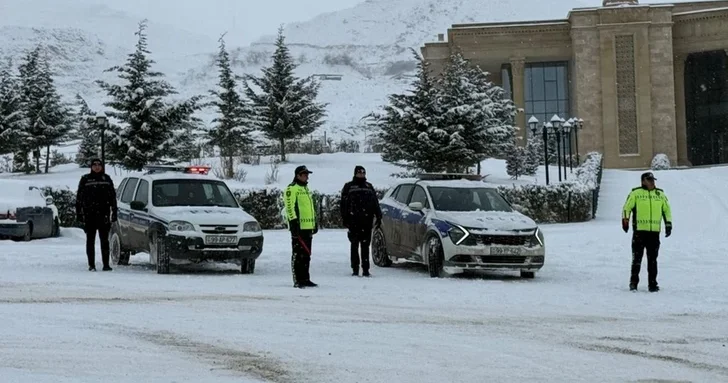 В связи с погодными условиями на ряде автодорог Азербайджана затруднено движение транспорта
