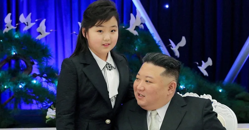 СМИ: Ким Чжу Э впервые приняла участие в церемонии почтения памяти в мавзолее семьи Ким