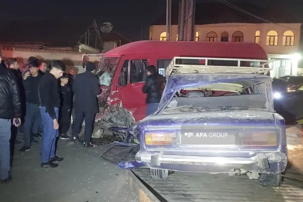 В Гяндже столкнулись легковой автомобиль и рейсовый автобус, есть пострадавшие ФОТО