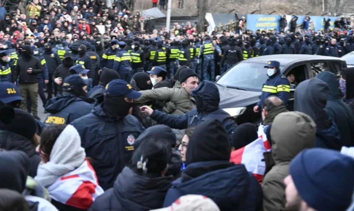 Tbilisidə polis dəstələri etirazçılara müdaxilə edib, çox sayda saxlanılanlar var VİDEO YENİLƏNİB