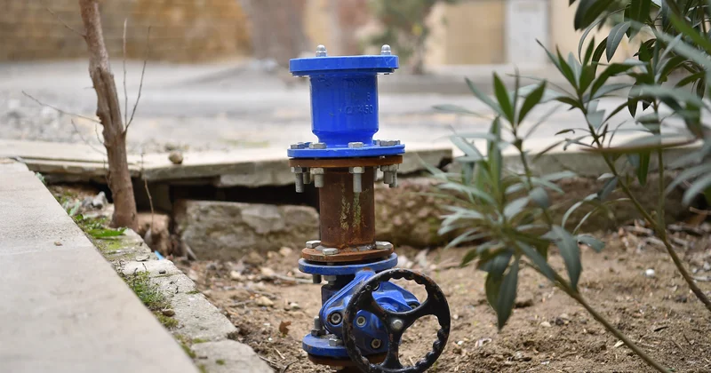 Bu küçədə su xətti yenisi ilə əvəzləndi Video+Foto