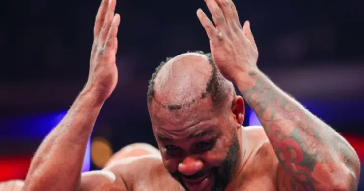 Döyüş zamanı boksçunun saçları başından qopdu