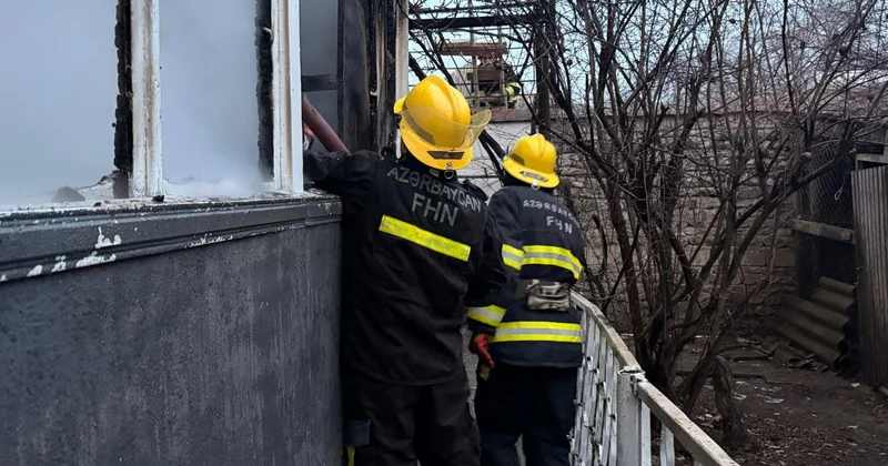 Ucarda beş otaqlı ev yanaraq külə döndü FOTO