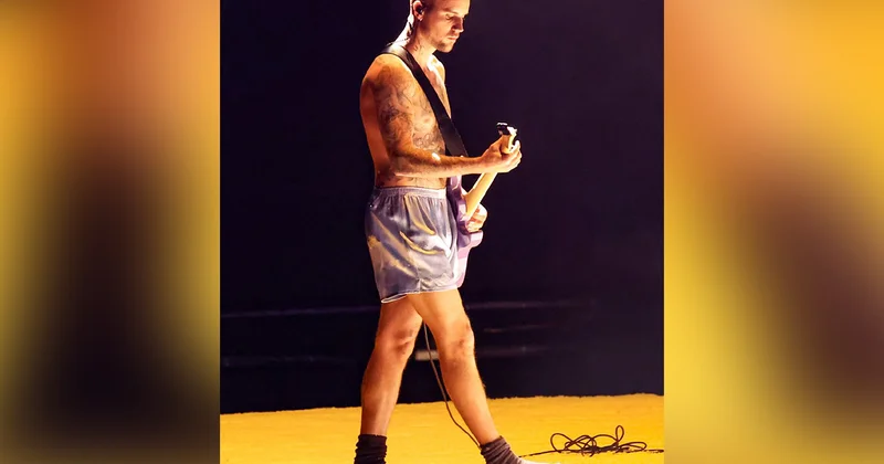 4 ildən sonra qatıldığı tədbirdə səhnəyə şort və corabla çıxdı Video Fotolar