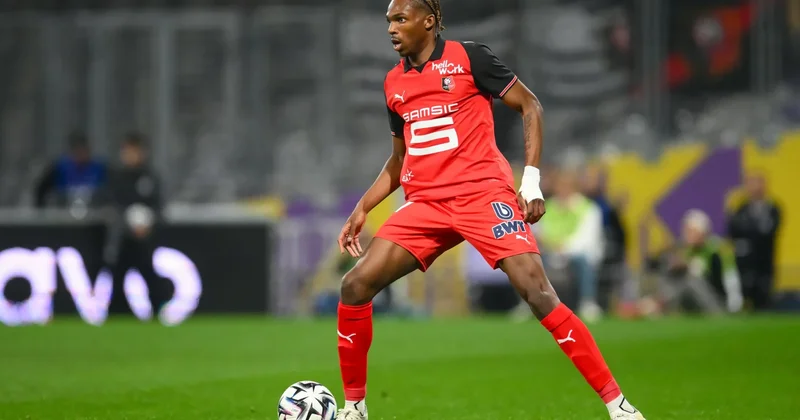 Liverpul fransalı müdafiəçi üçün böyük məbləğdə pul xərcləyib