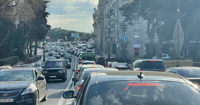 Dərslərin başlaması yollardakı tıxacla özünü göstərdi SİYAHI