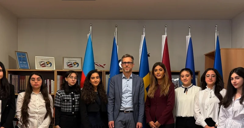 İsveç səfiri tələbələrlə görüşüb