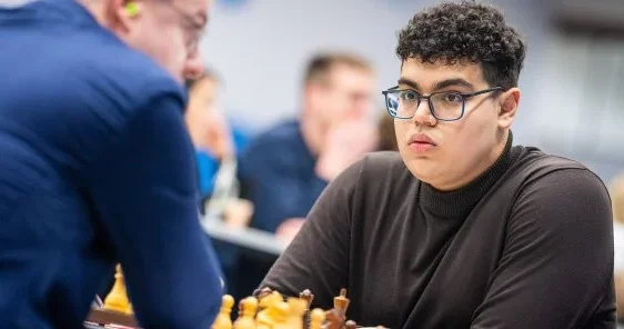 Aydın zirvəni əldən vermək istəmir