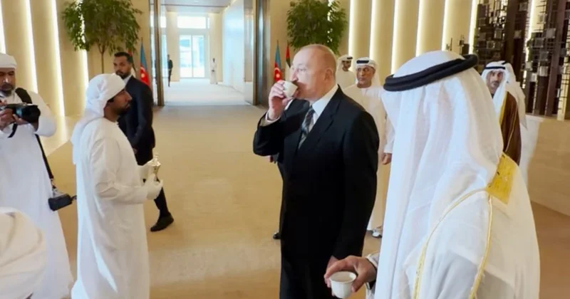 Prezidenti aeroportda simvolik içki ilə qarşıladılar Video