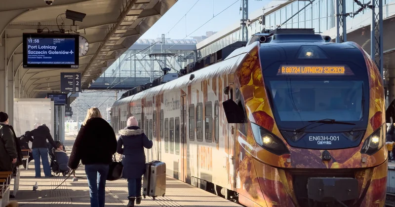 İstanbulda metro relsdən çıxdı FOTO