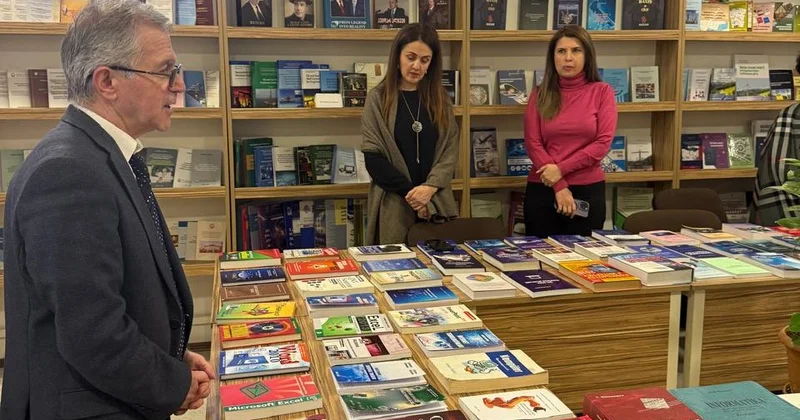 Проходит книжная выставка, посвященная 105 летию со дня рождения всемирно известного ученого Лютфи Заде