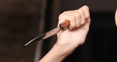 Bakıda yeniyetmə qız anasını döydüyü üçün atasını bıçaqladı