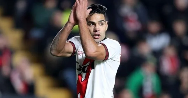 Sabiq Qalatasaray lının heykəli ucaldıldı Şəkil