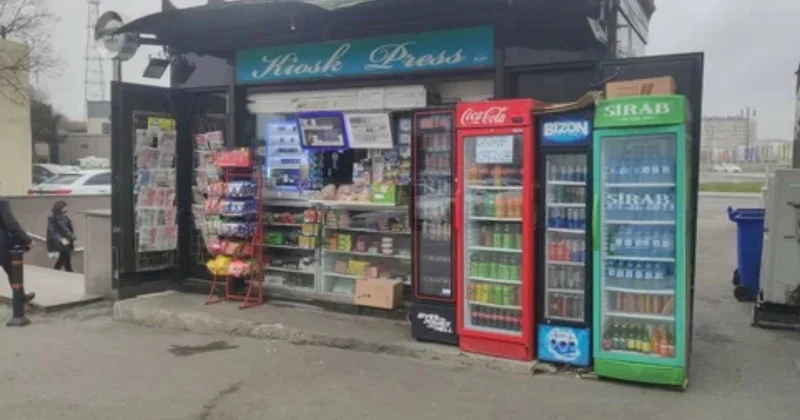 Hər gün yanından keçirik, amma görmürük Dayanacaqlarda uşaqları belə zəhərləyirlər