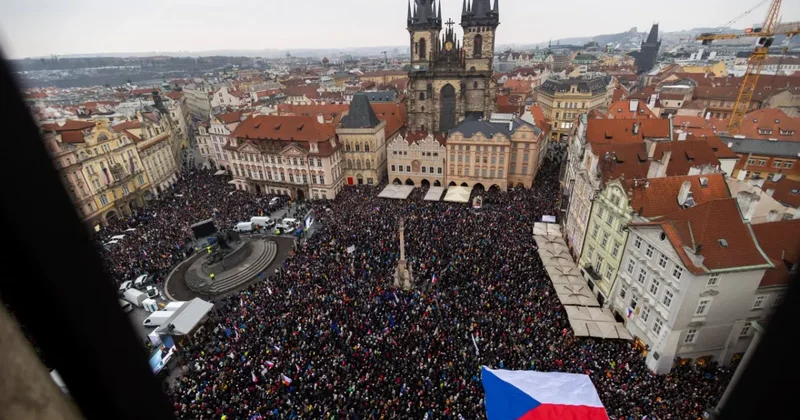 В Праге прошел многотысячный митинг в поддержку президента ФОТО