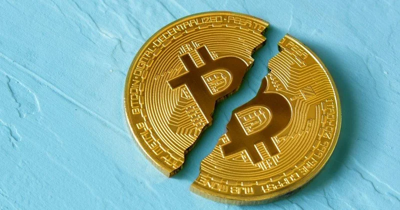 Kriptobazarda sarsıntı: Bitcoin 10 ay sonra kəskin ucuzlaşdı