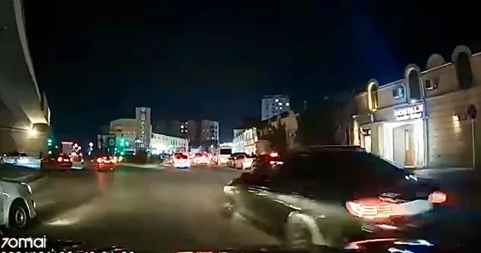 Dairədə qaydaları pozan sürücü hərəkəti ləngidib təhlükə yaratdı VİDEO