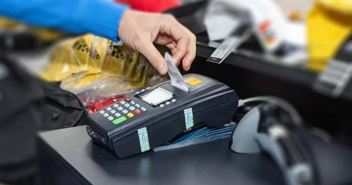 Nağd ödəyənə ucuz, kartla baha: Alıcı niyə aldadılır? VİDEO