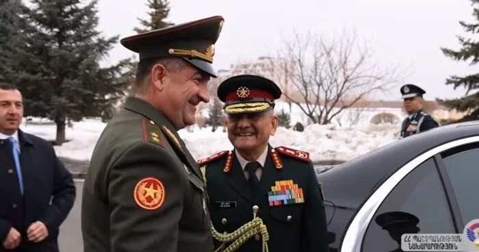 Hind general İrəvanda təmtəraqla qarşılandı Video