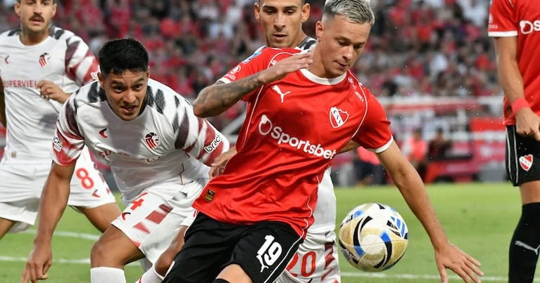 Son çempion Aperturaya heç heçə ilə başladı