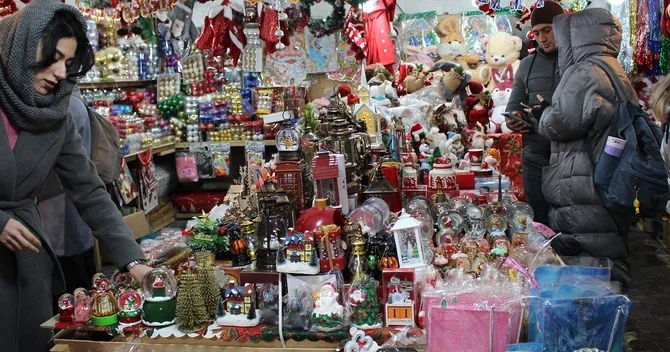 Paytaxtda satılan Yolka və Yeni il bəzəklərinin QİYMƏTLƏRİ/FOTOREPORTAJ