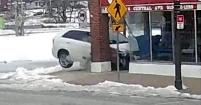 Sükan arxasında halı pisləşdi, avtomobil mağazaya girdi VİDEO