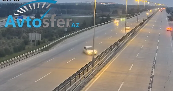 Zığ yolunda ağır qəza: Özünü itirən sürücü maşını iki dəfə dəmirlərə çırpdı VİDEO