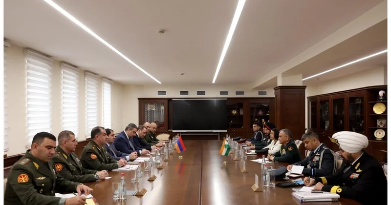 Глава индийского генштаба и министр обороны Армении обсудили развитие сотрудничества