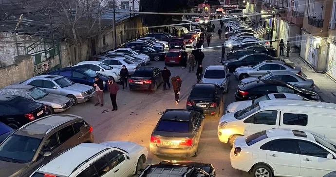 Xırdalanda vağzalın qarşısında xaos: sürücülər maşınını necə gəldi saxlayır FOTO
