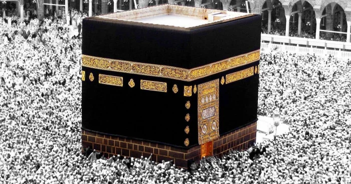 Kəbə örtüyünə aid parçalar amerikalı iş adamına satılıb