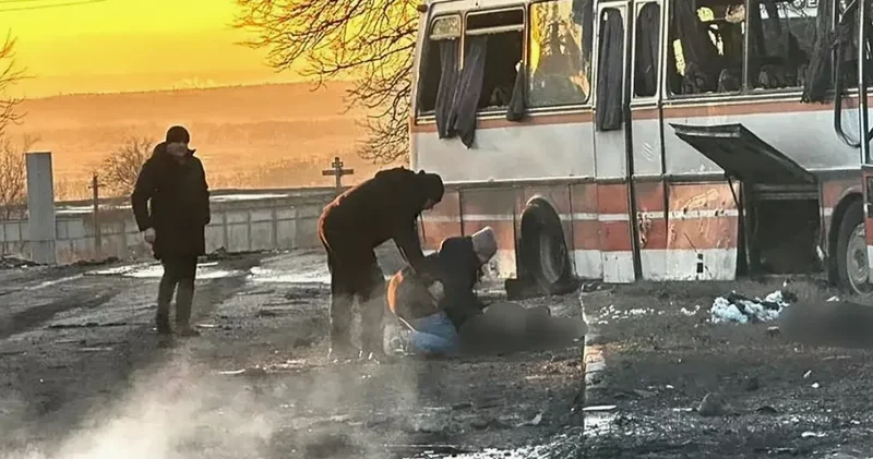 Украинские СМИ показали последствия удара по автобусу в Днепропетровской области: ВИДЕО