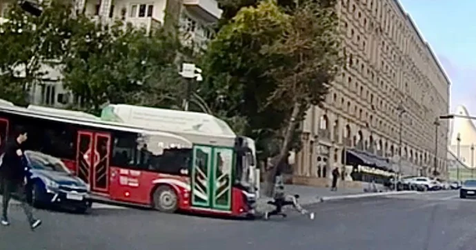 Skuterlə yolu kor koranə keçən oğlan avtobusa çırpıldı ANBAAN VİDEO