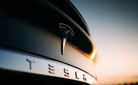 İlon Maska etiraz: “Tesla“ mağazasına hücum etdilər