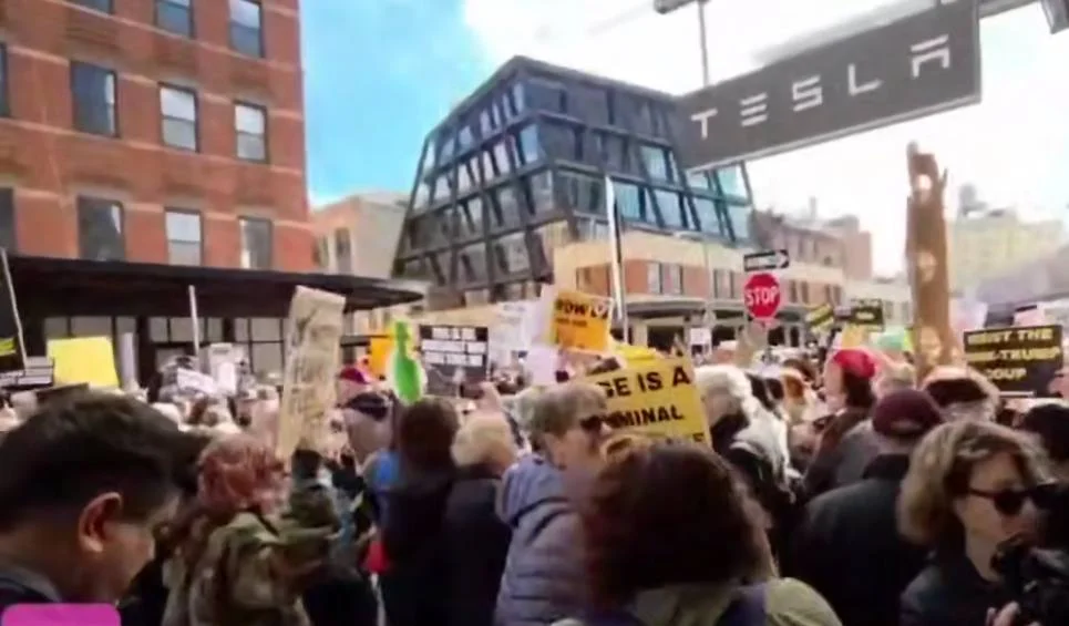 Tesla nın qarşısında etiraz aksiyası: Maskı həbs edin! VİDEO