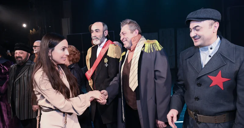 Leyla Əliyeva “Neft bumu hamıya gülümsəyir” tamaşasının nümayişində iştirak edib