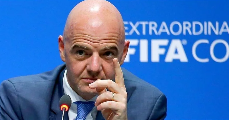 Президент ФИФА призвал удалять игроков, которые прикрывают рот во время конфликтов на поле