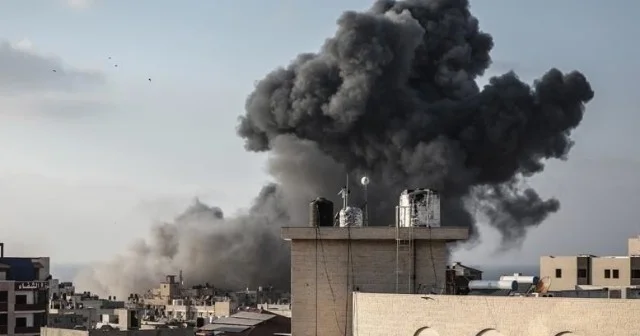 İsrail yaşayış binalarını bombaladı Evlərin çökmə anı (VİDEO)