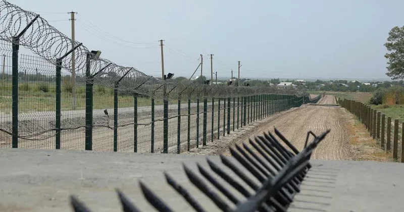 Кыргызстан построит сотни километров ограждений на границе с Афганистаном