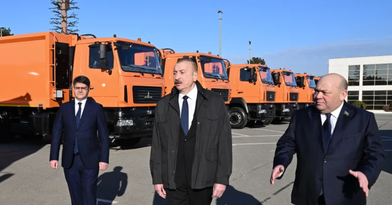 Алиев ознакомился с техникой с техникой для перевозки бытовых отходов ФОТО