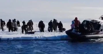 На Сахалине от берега оторвало льдину, на которой находились 52 рыбака
